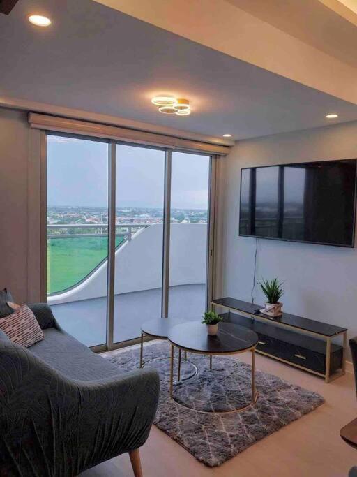 1Bedroom Unit At Azure North With Netflix Up To 6Pax San Fernando  Ngoại thất bức ảnh